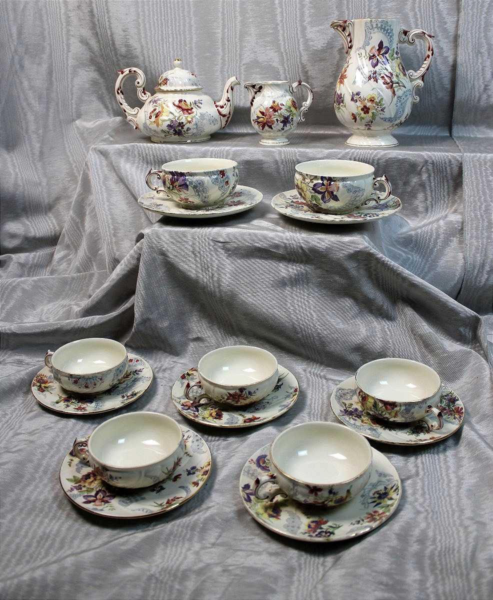 Service à thé en faïence de Sarreguemines décor Lavallière dentelle et fleurs ép. fin 19ème