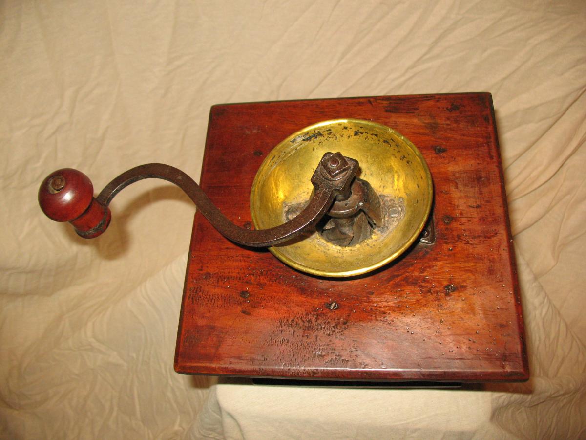 Large Coffee Mill In Walnut Late Eighteenth-photo-2