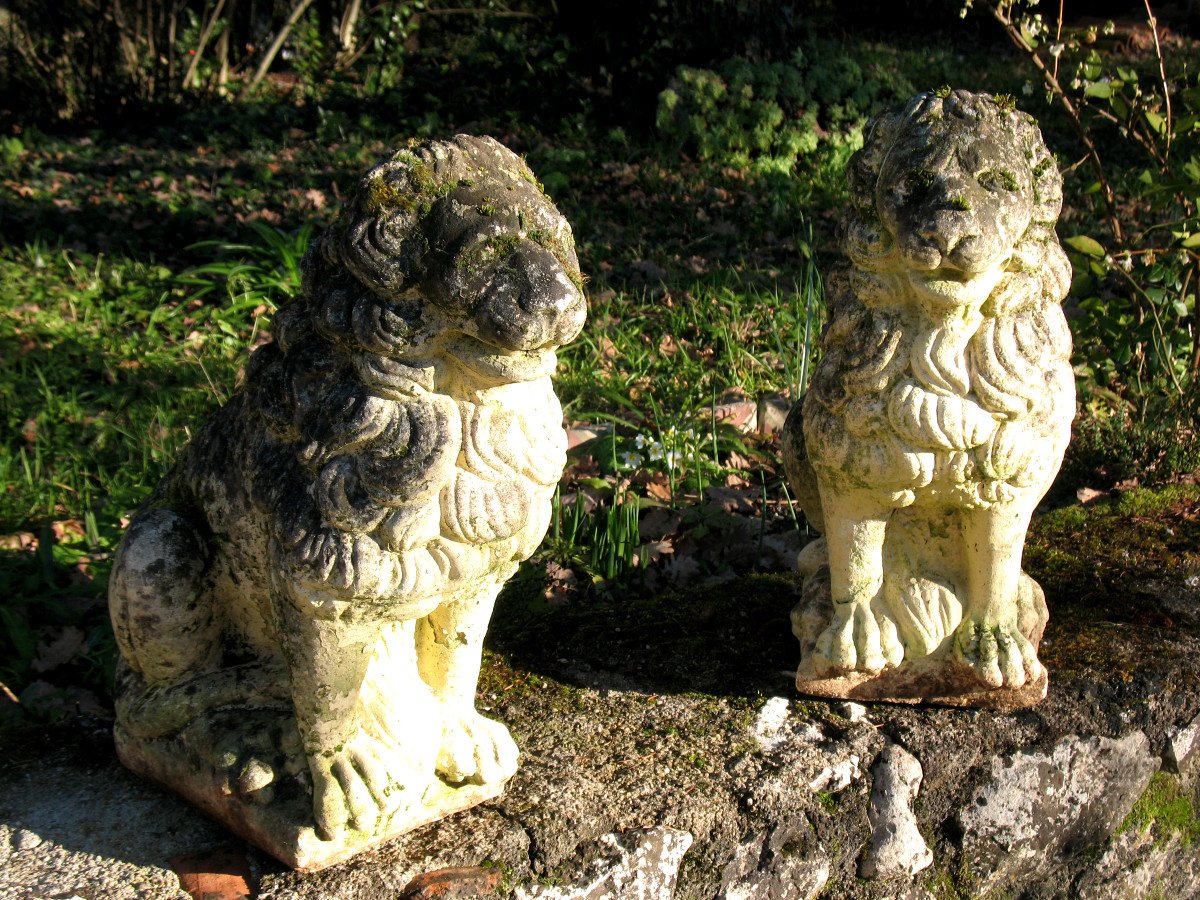Paire de lions assis en pierre reconstituée époque milieu 20ème