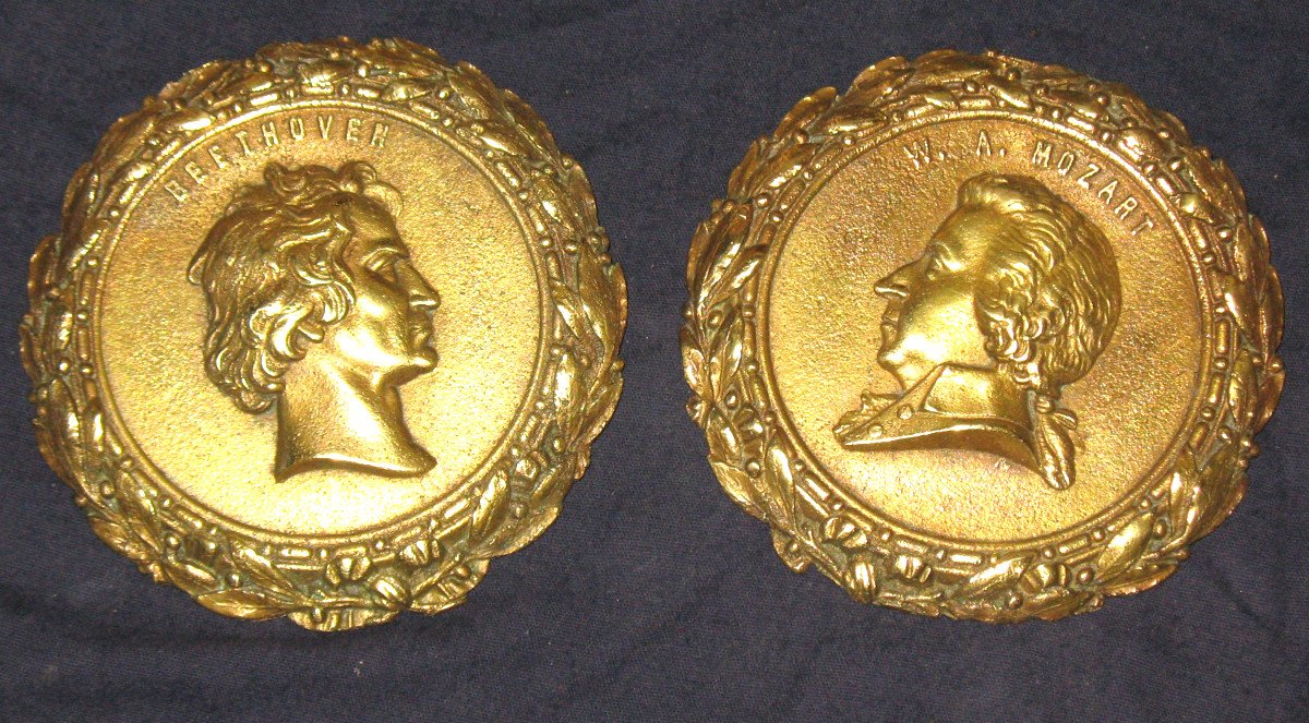 Paire de médaillons en bronze de style Louis XVI à l'effigie de Mozart et Beethoven époque 19ème