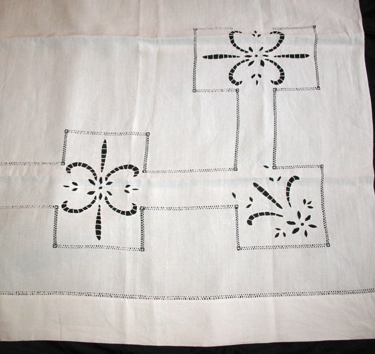 Sheet With Back In Richelieu Embroidery And Handmade Openwork Decorated With Fleur-de-lys-photo-2