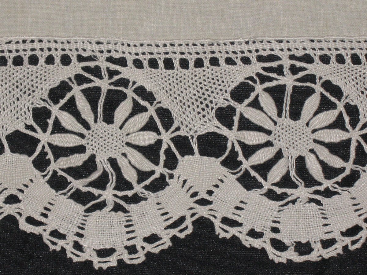 Yarn Sheet With Back In Embroidery Of Days And Bobbin Lace At The Beginning Of The 20th Century-photo-2