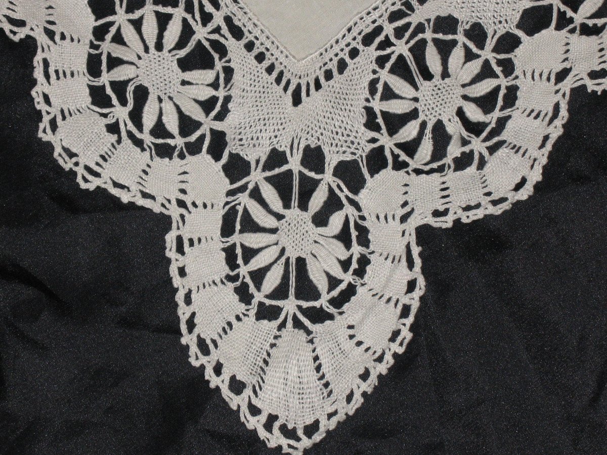 Yarn Sheet With Back In Embroidery Of Days And Bobbin Lace At The Beginning Of The 20th Century-photo-2