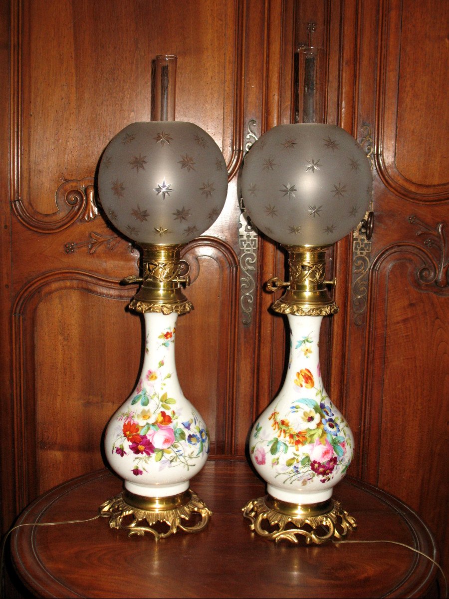 Paire de grandes lampes en porcelaine de Paris et bronze doré époque 19ème