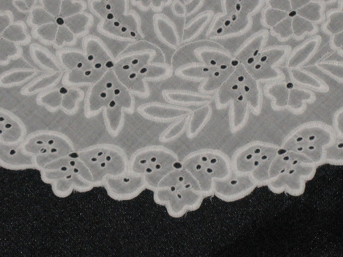 Mouchoir de mariage en broderie blanche sur batiste à décor de fleurs-photo-1