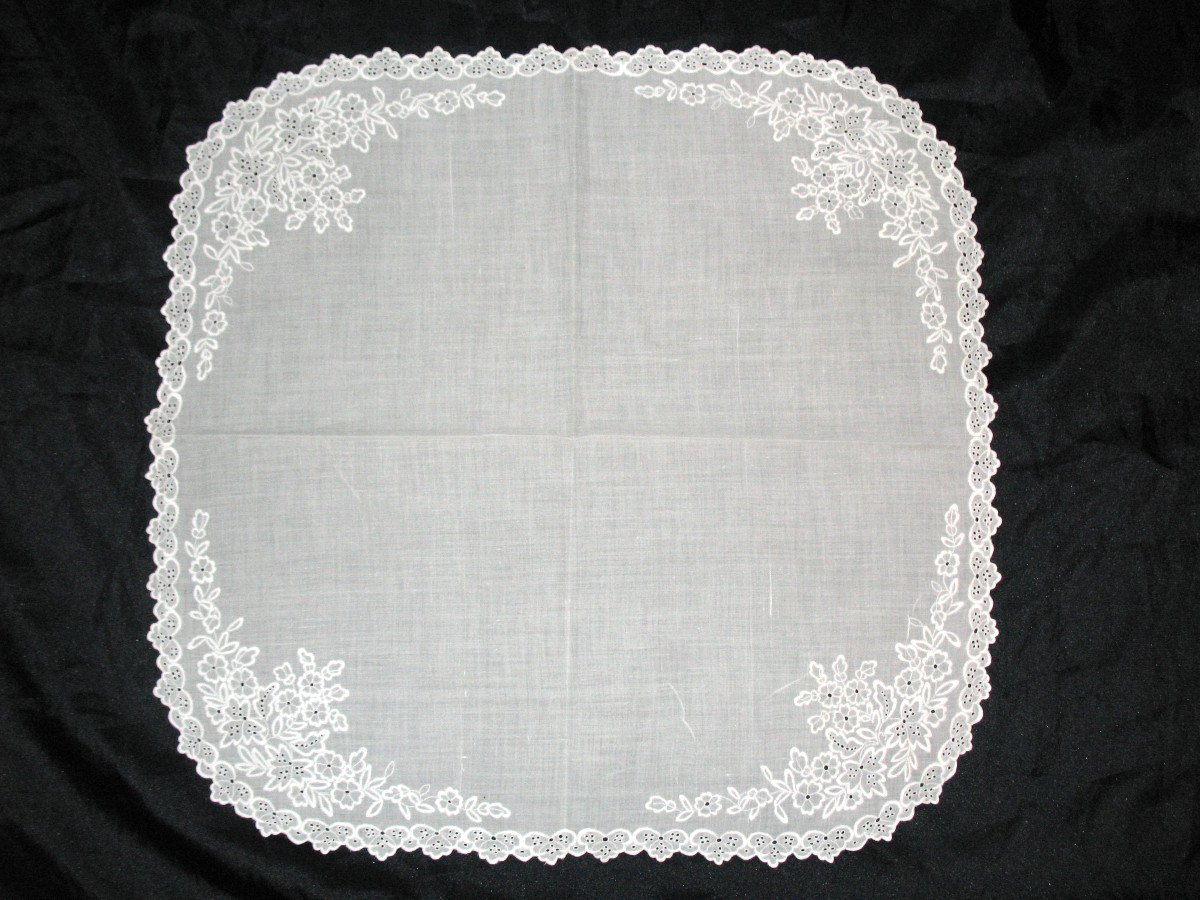 Mouchoir de mariage en broderie blanche sur batiste à décor de fleurs