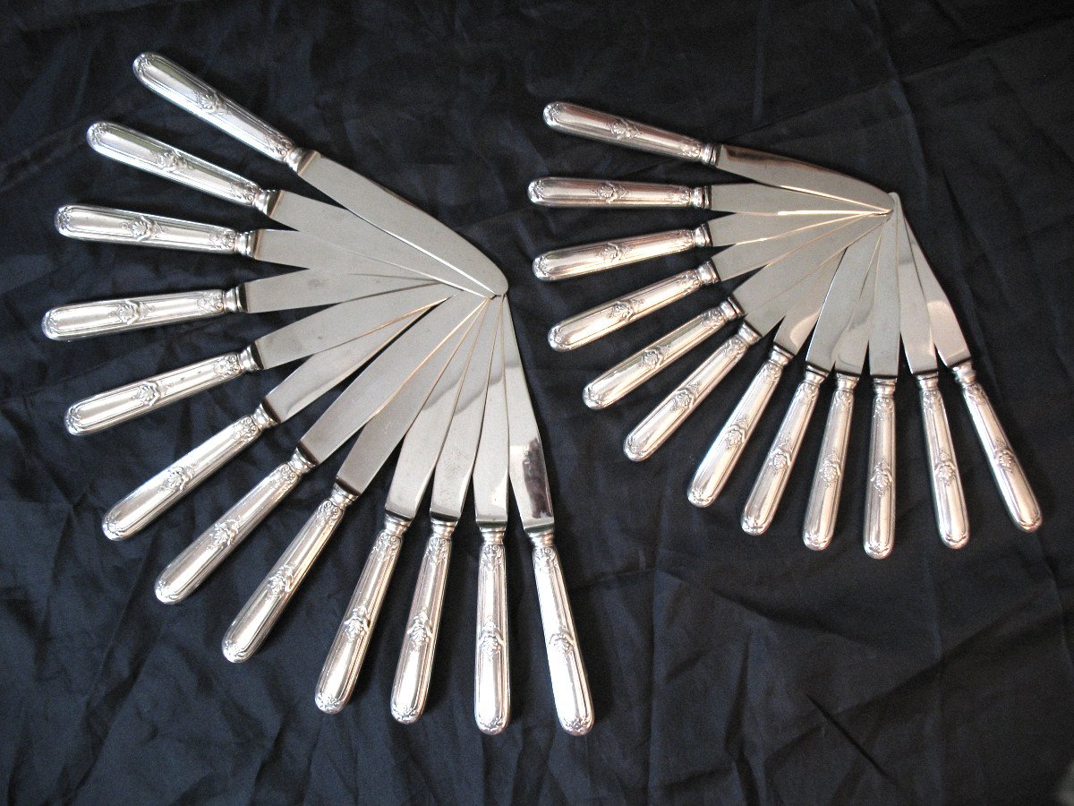24 couteaux en métal argenté décor à la coquille  de chez Pradel Goléo à Montpellier
