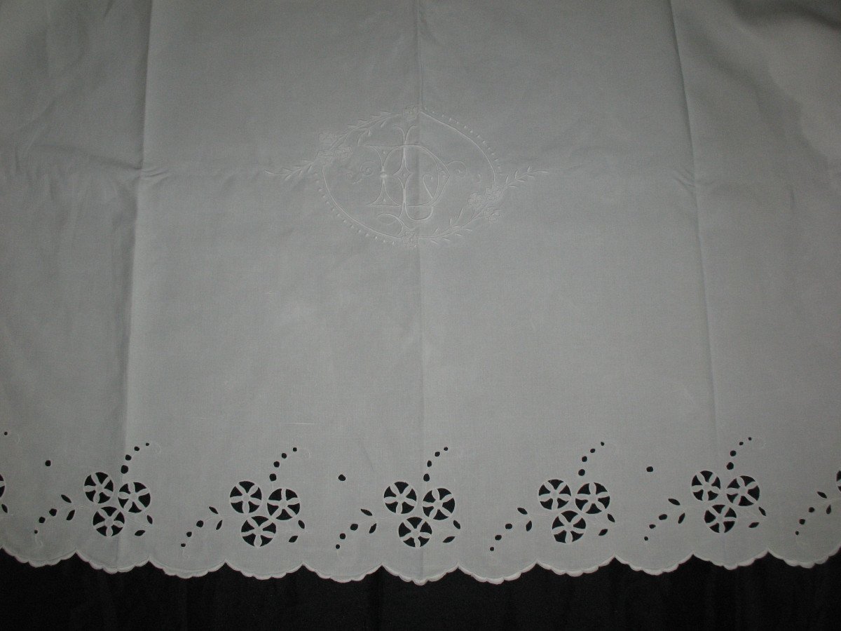 Yarn Wedding Drape With Back In English Embroidery Decorated With Embroidered Initial Flowers Ld-photo-2