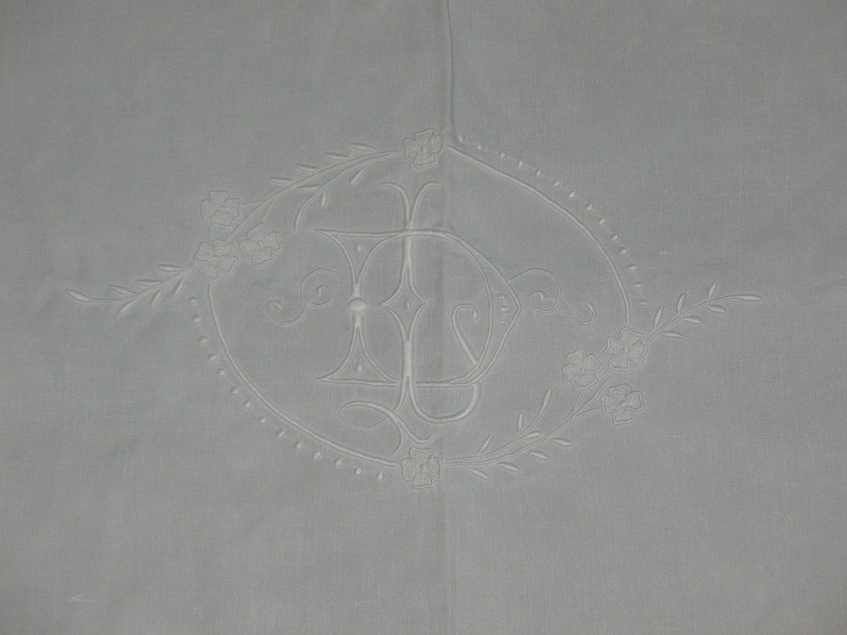 Yarn Wedding Drape With Back In English Embroidery Decorated With Embroidered Initial Flowers Ld-photo-3