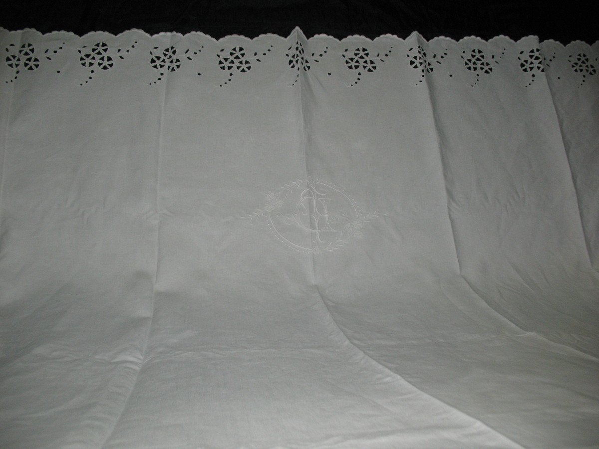 Yarn Wedding Drape With Back In English Embroidery Decorated With Embroidered Initial Flowers Ld-photo-5