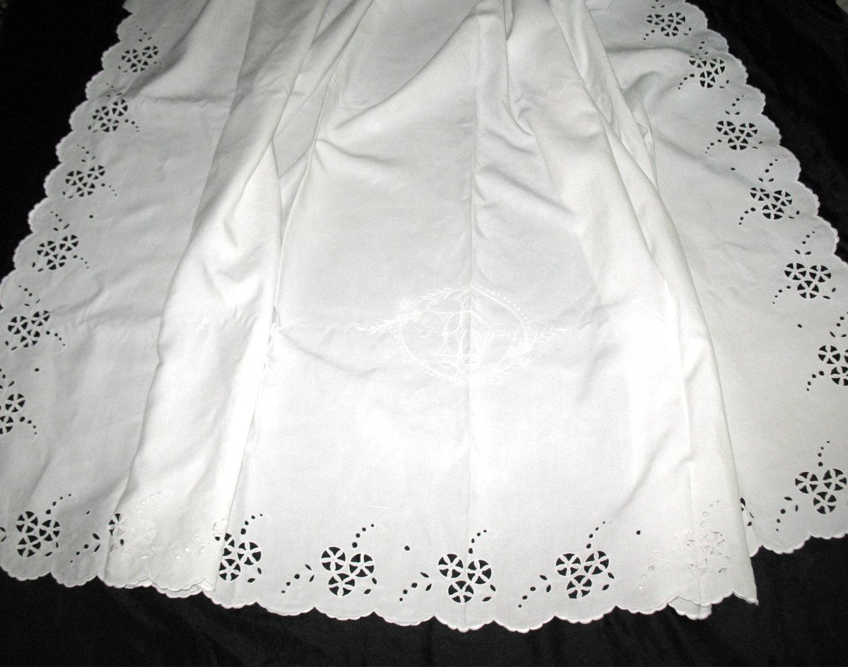 Drap de mariage en fil avec retour en broderie anglaise à décor de fleurs initiales brodées LD