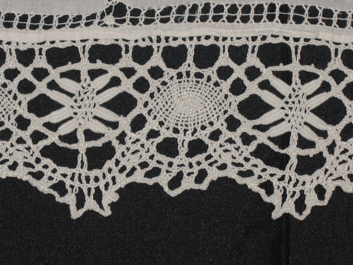 Small Tablecloth Or Centerpiece In Bobbin Lace And White Richelieu Embroidery-photo-3