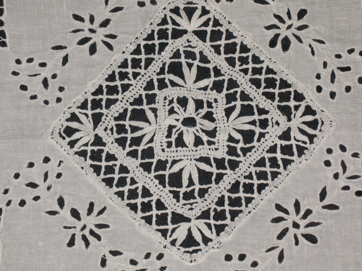 Small Tablecloth Or Centerpiece In Bobbin Lace And White Richelieu Embroidery-photo-4