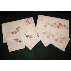 Set Of 2 Embroidered Sheets And Their Pillowcases Decorated With Embroidered Roses, 20th Century