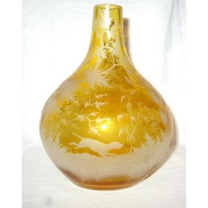 Vase boule en verre de Bohème ambre à décor d'animaux et paysages de forêts époque 19ème