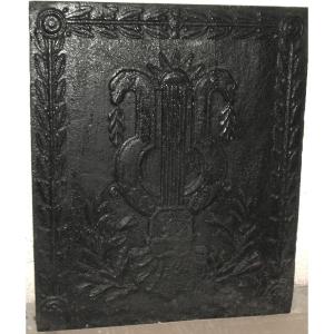 Grande plaque de cheminée ou taque en fonte époque 18ème à décor de blason et lyre