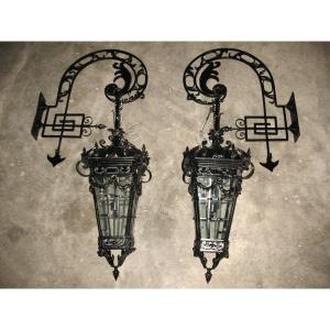 Paire de grandes lanternes en fer forgé complètes avec leur poternes  style L.XVI époque 20ème