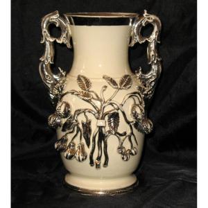 Vase en faïence de Langeais à décor de groseilles à maquereau et poirier époque 19ème