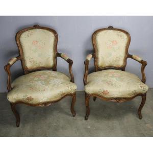 Paire de fauteuils époque Louis XV en bois naturel moulurés et sculptés époque 18ème