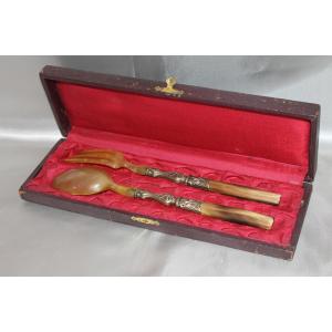 Couverts à salade en corne et métal argenté époque Art Nouveau décor iris et coffret d'origine