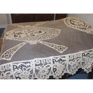Dessus de lit ou rideau en dentelle époque Art Déco à décor floral et larges festons
