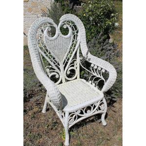 Fauteuil en rotin laqué blanc ép. 1900 à décor d'écusson pour jardin d'hiver style Art Nouveau