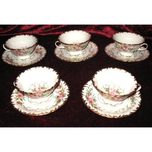 5 tasses en porcelaine de Limoges à décor de roses