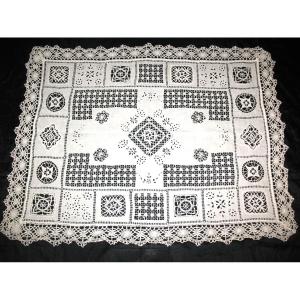 Petite nappe ou centre de table en dentelle aux fuseaux et broderie blanche Richelieu