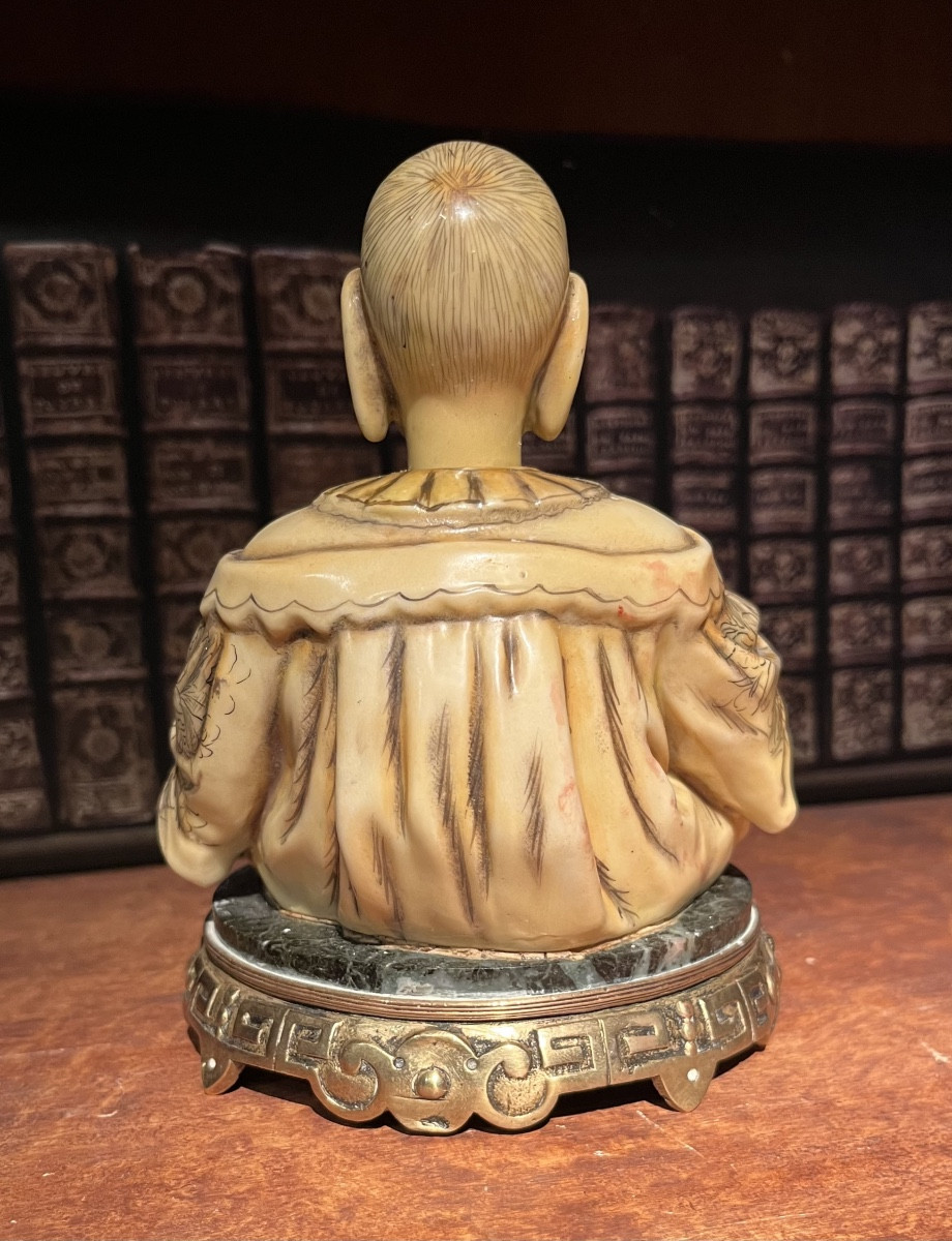 Magot nodding head -photo-1