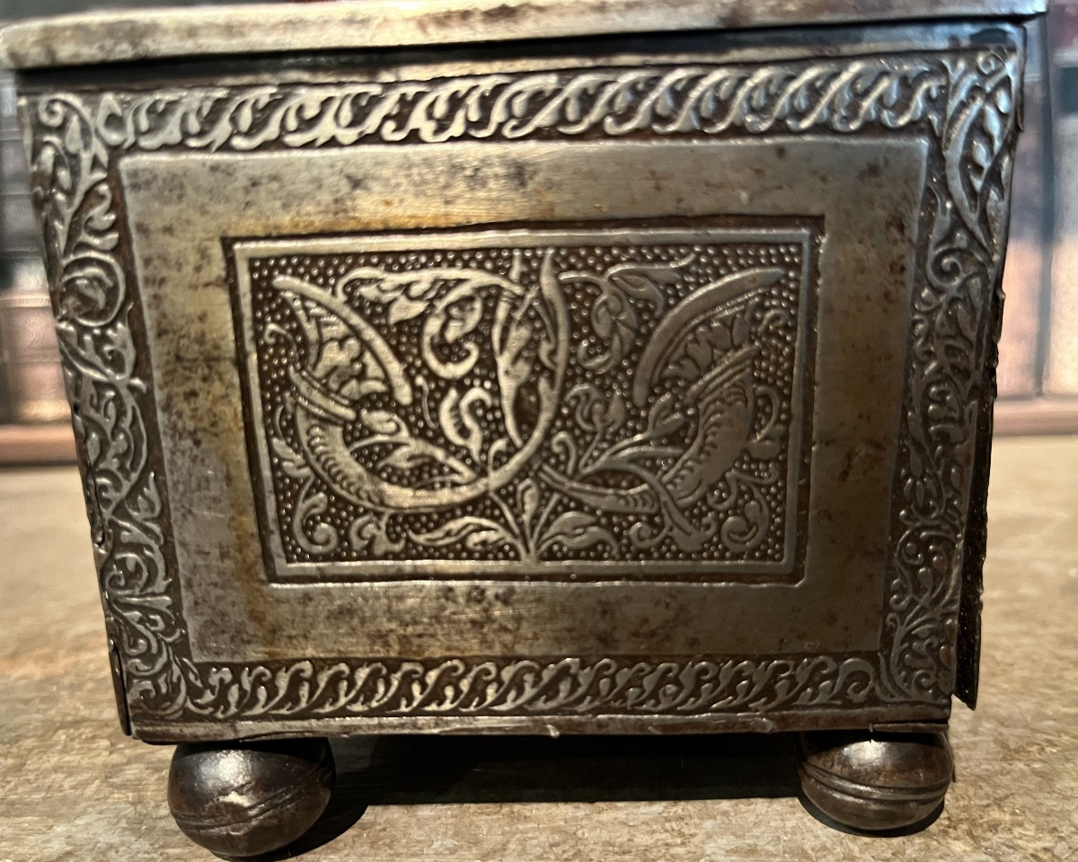 Small Engraved Iron Box Nuremberg-photo-3