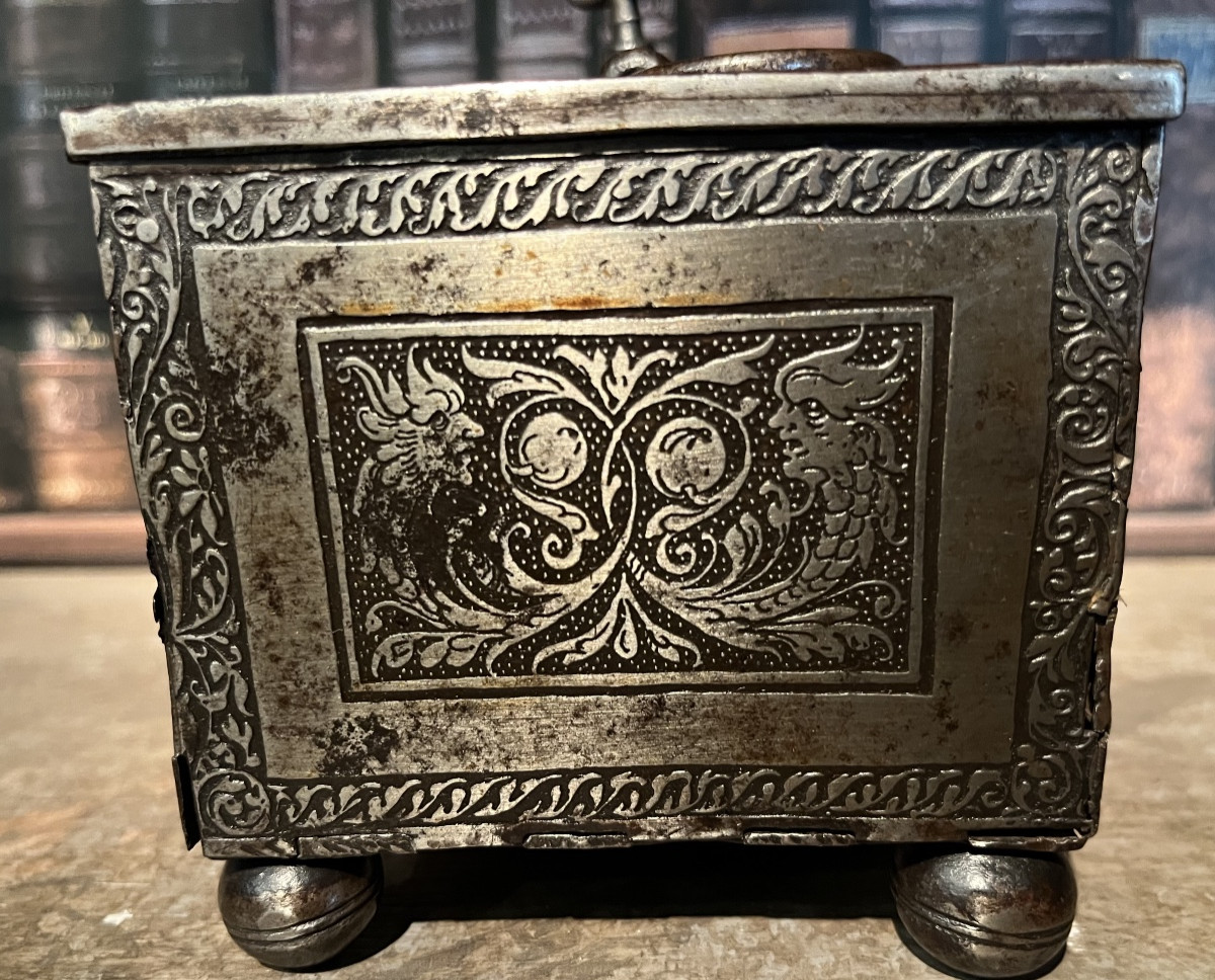 Small Engraved Iron Box Nuremberg-photo-4