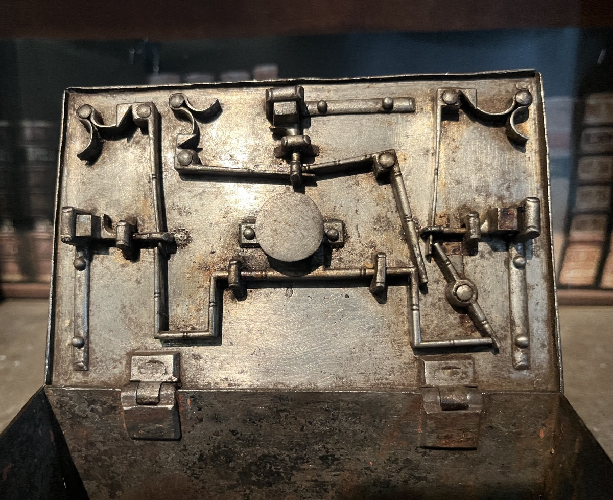 Small Engraved Iron Box Nuremberg-photo-5