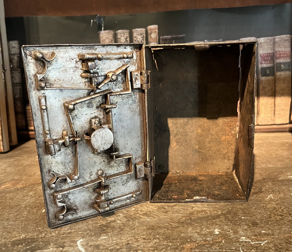 Small Engraved Iron Box Nuremberg-photo-6