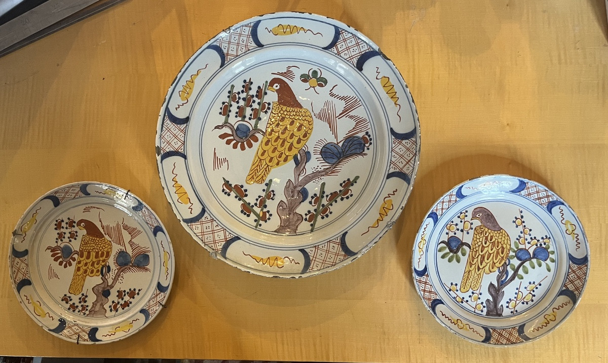 Plats en faïence de Delft polychrome 