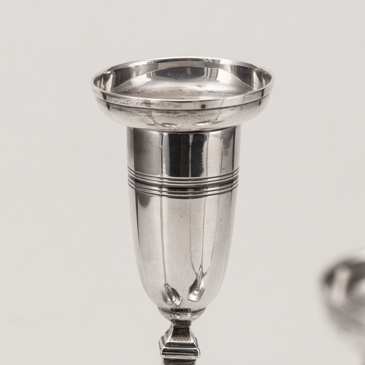 Paire de candélabres anglais en argent massif, style Art déco, vers 1935-photo-2