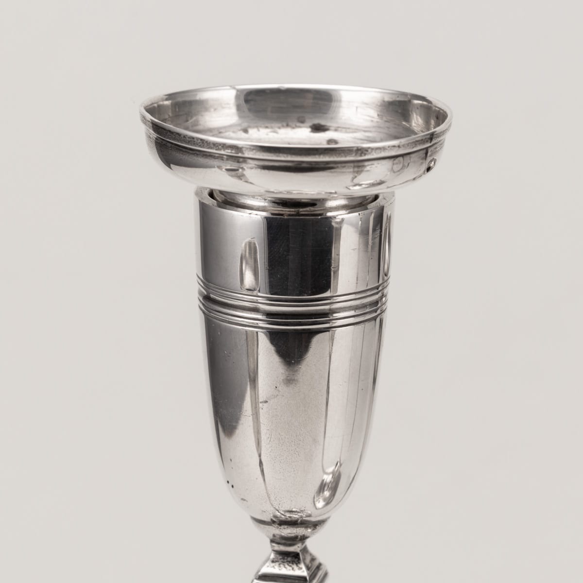 Paire de candélabres anglais en argent massif, style Art déco, vers 1935-photo-3