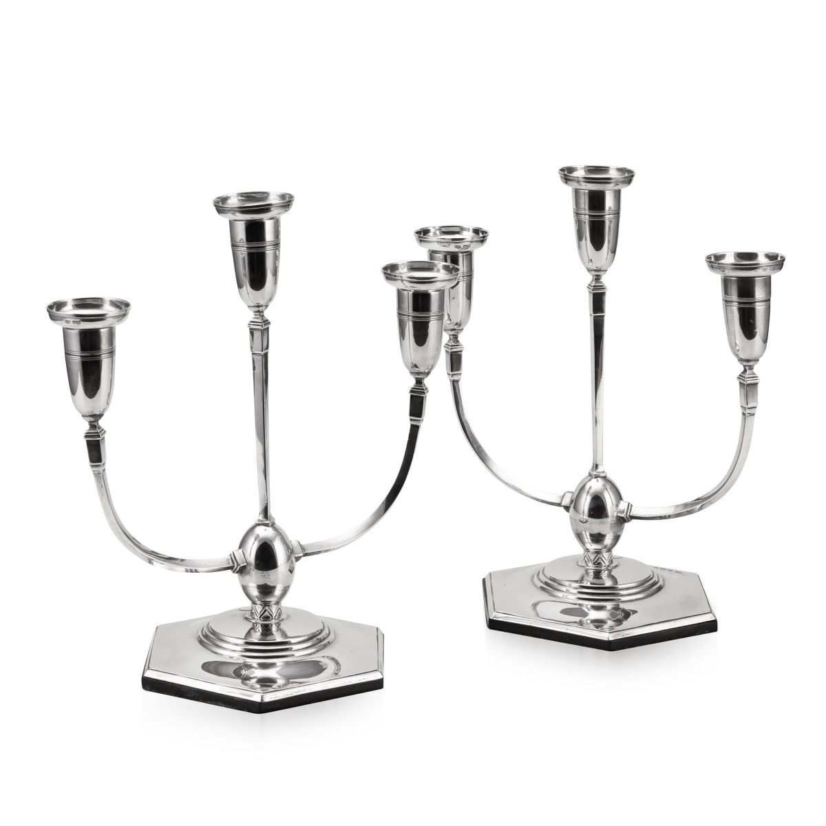 Paire de candélabres anglais en argent massif, style Art déco, vers 1935