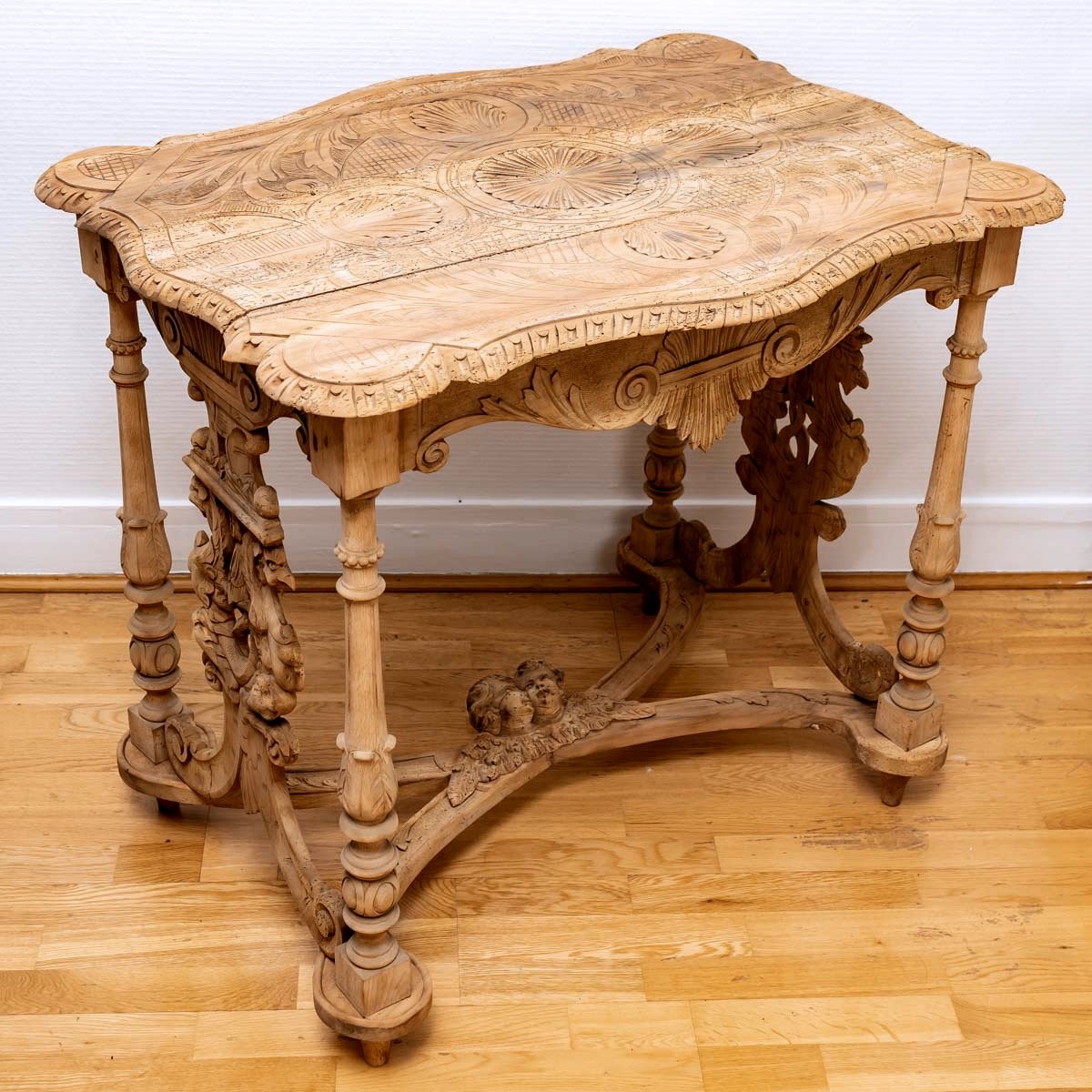 Table En Noyer Massif - Décors Aux Putti - Style : Néo-renaissance - époque : XIXème Siècle