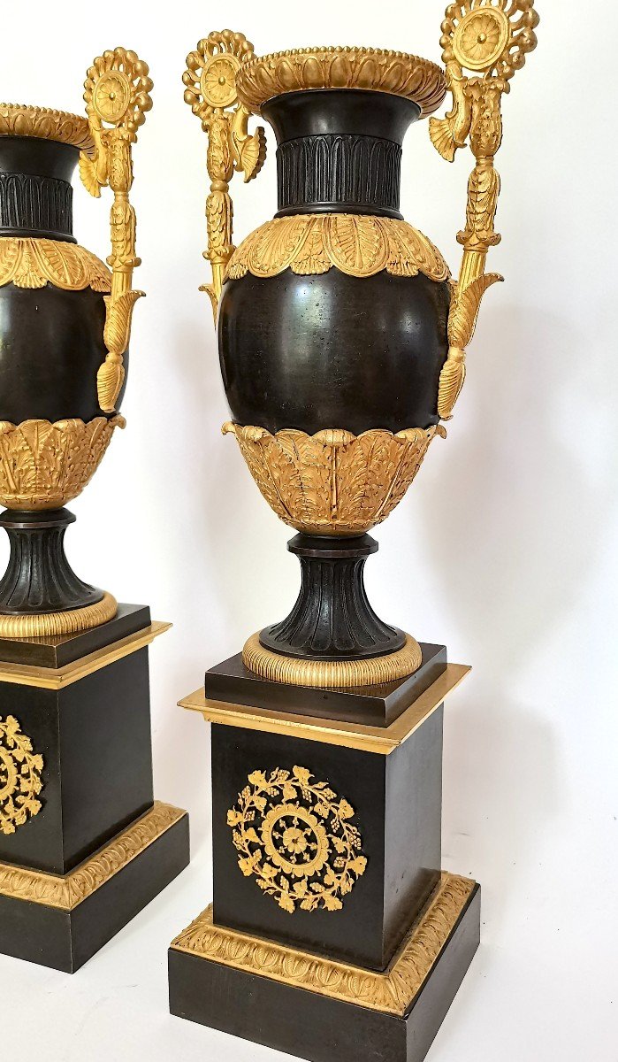 Grande paire de vases à l'étrusque en bronze doré et patiné.-photo-2