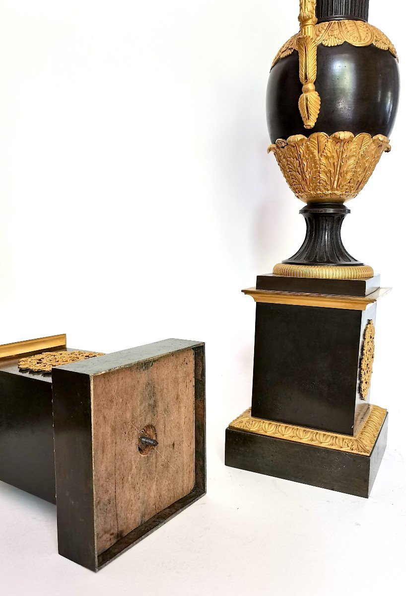 Grande paire de vases à l'étrusque en bronze doré et patiné.-photo-4