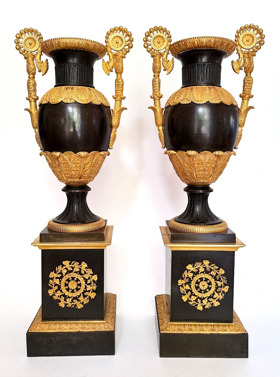 Grande paire de vases à l'étrusque en bronze doré et patiné.