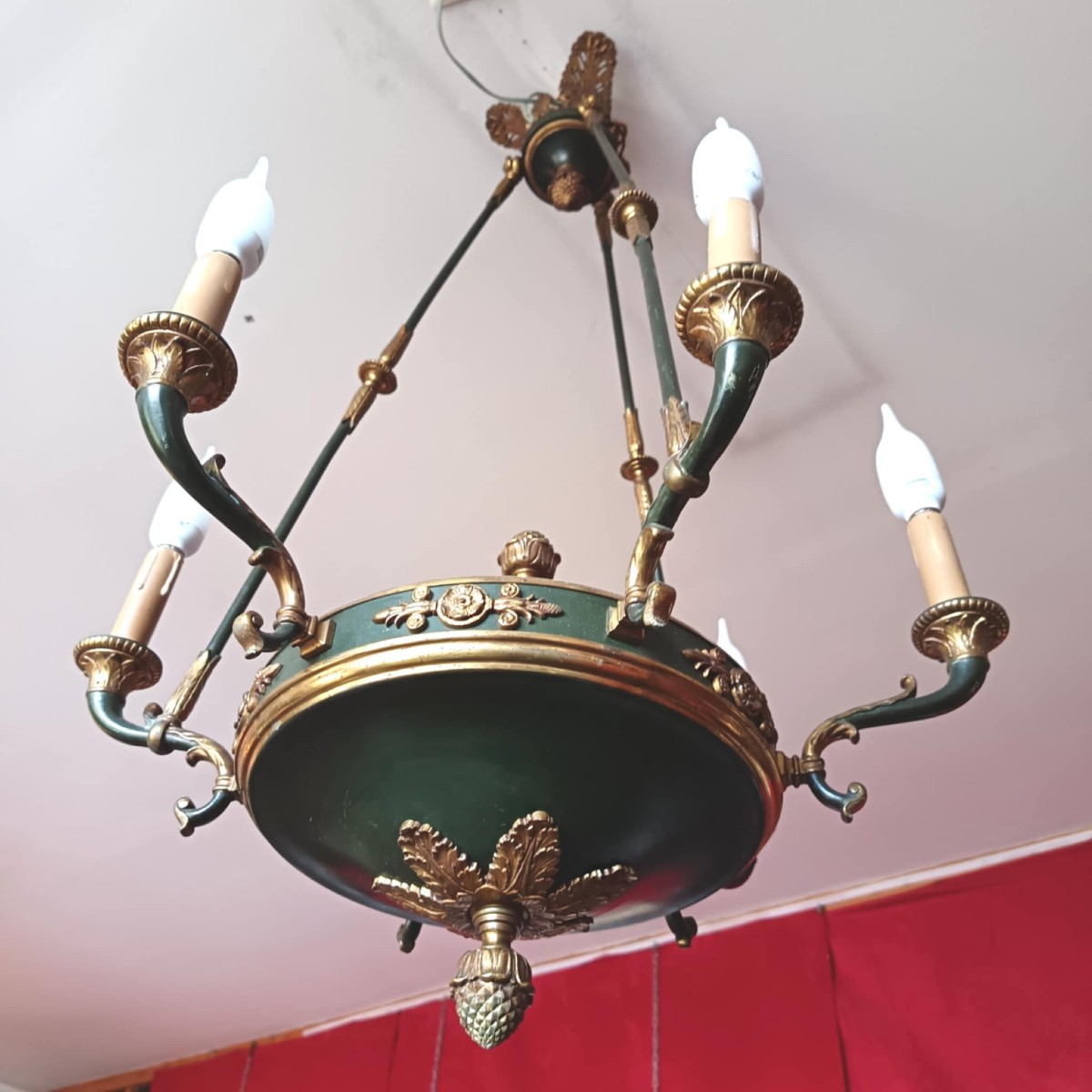 Lustre à six feux, en tôle laquée et bronze  Première moitié du XXe siècle, de style Empire 