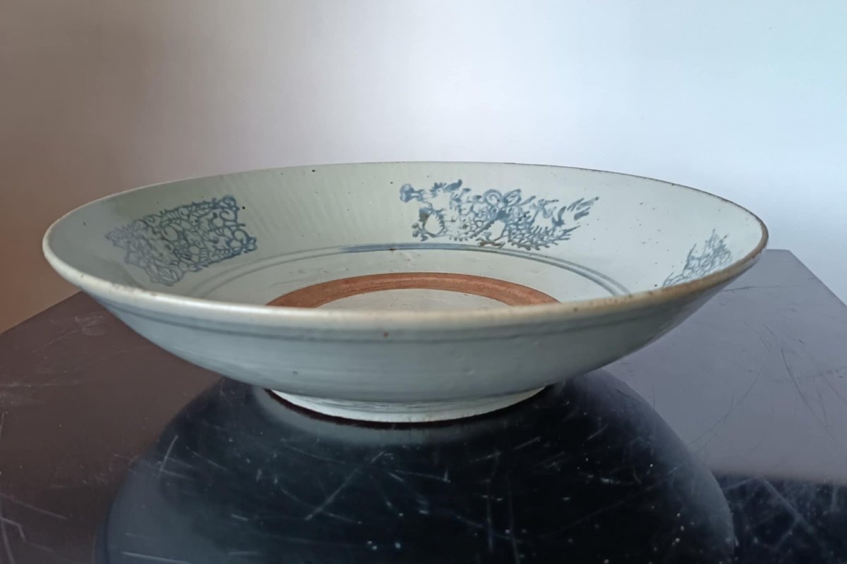 Chine, fours de Swatow (Zhangshou) –  Dynastie Ming XVIe siècle Plat creux en porcelaine-photo-2