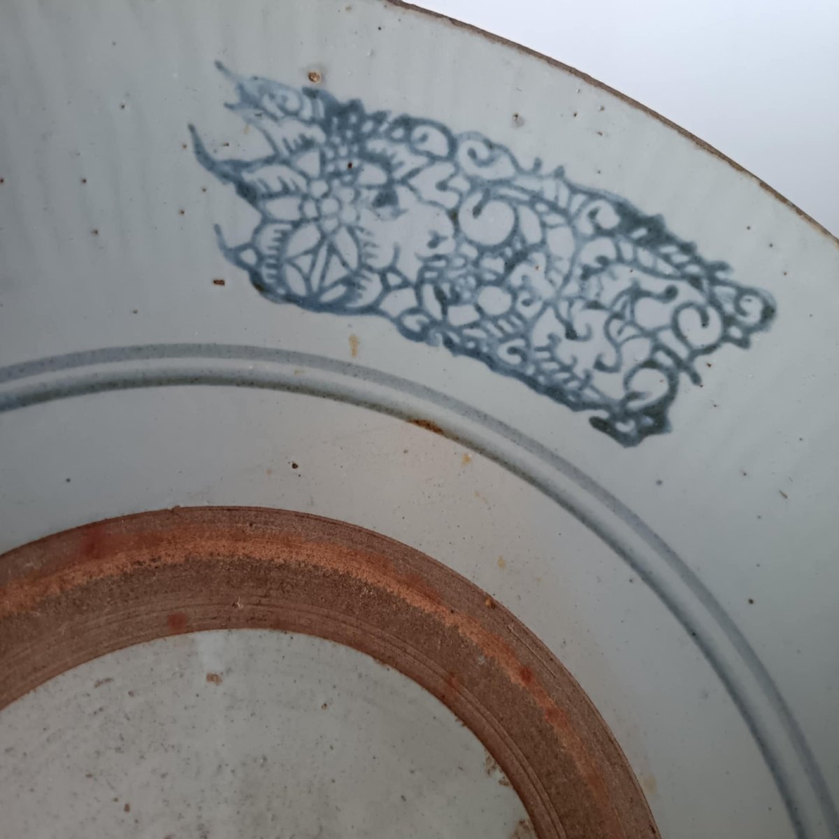 Chine, fours de Swatow (Zhangshou) –  Dynastie Ming XVIe siècle Plat creux en porcelaine-photo-3