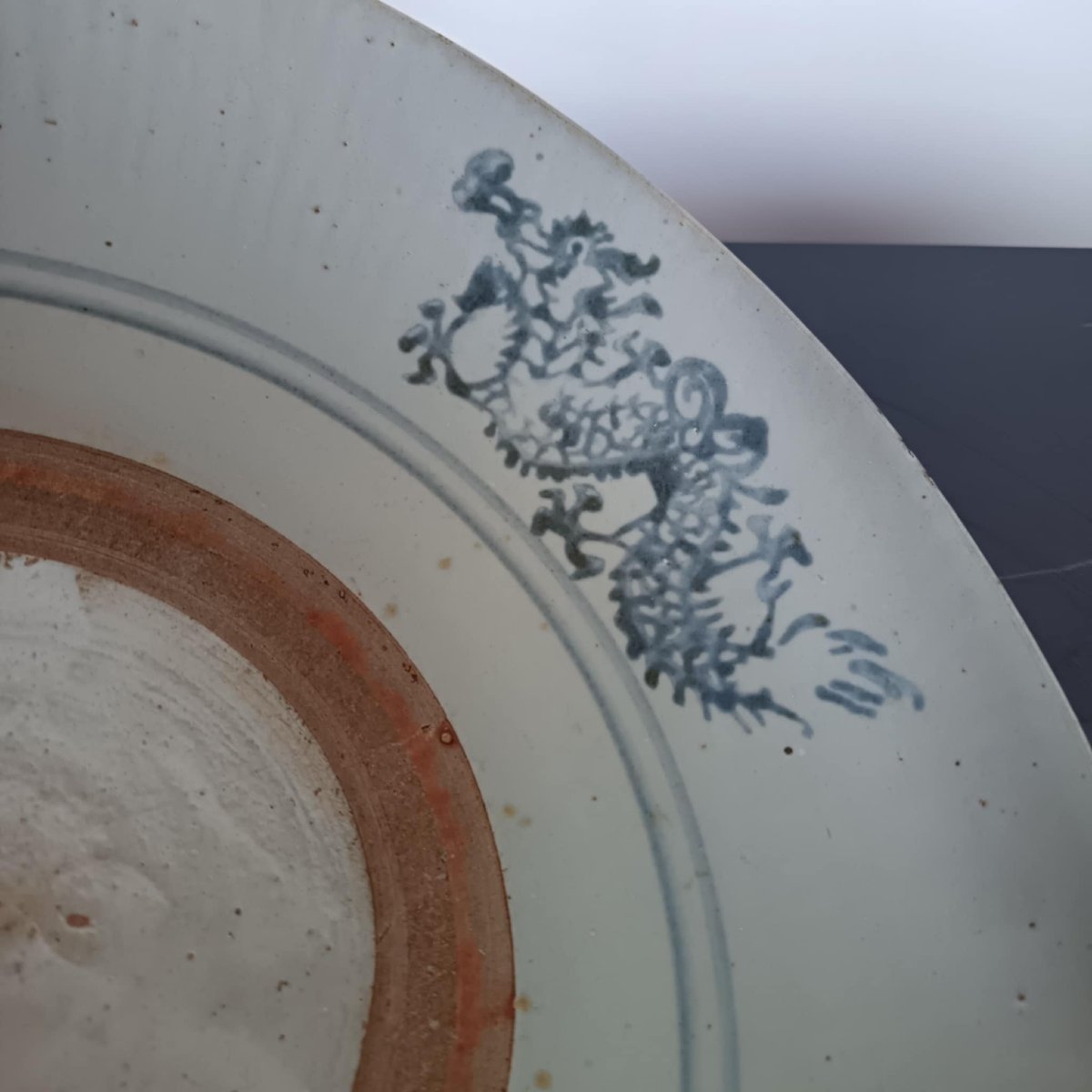 Chine, fours de Swatow (Zhangshou) –  Dynastie Ming XVIe siècle Plat creux en porcelaine-photo-4