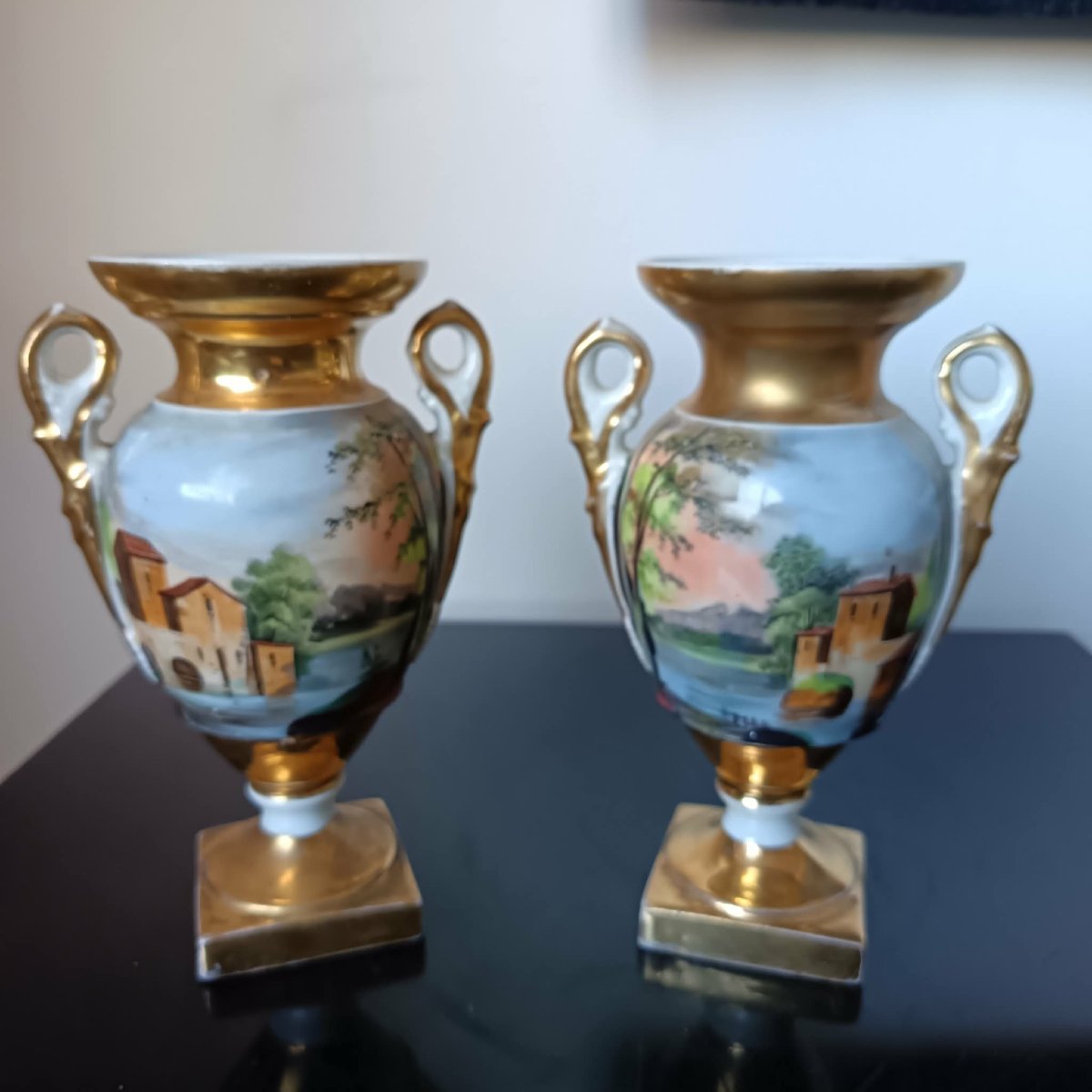 Paire de Vases en Porcelaine de Paris  Décor de Scènes Religieuses Style Renaissance Italienne-photo-2