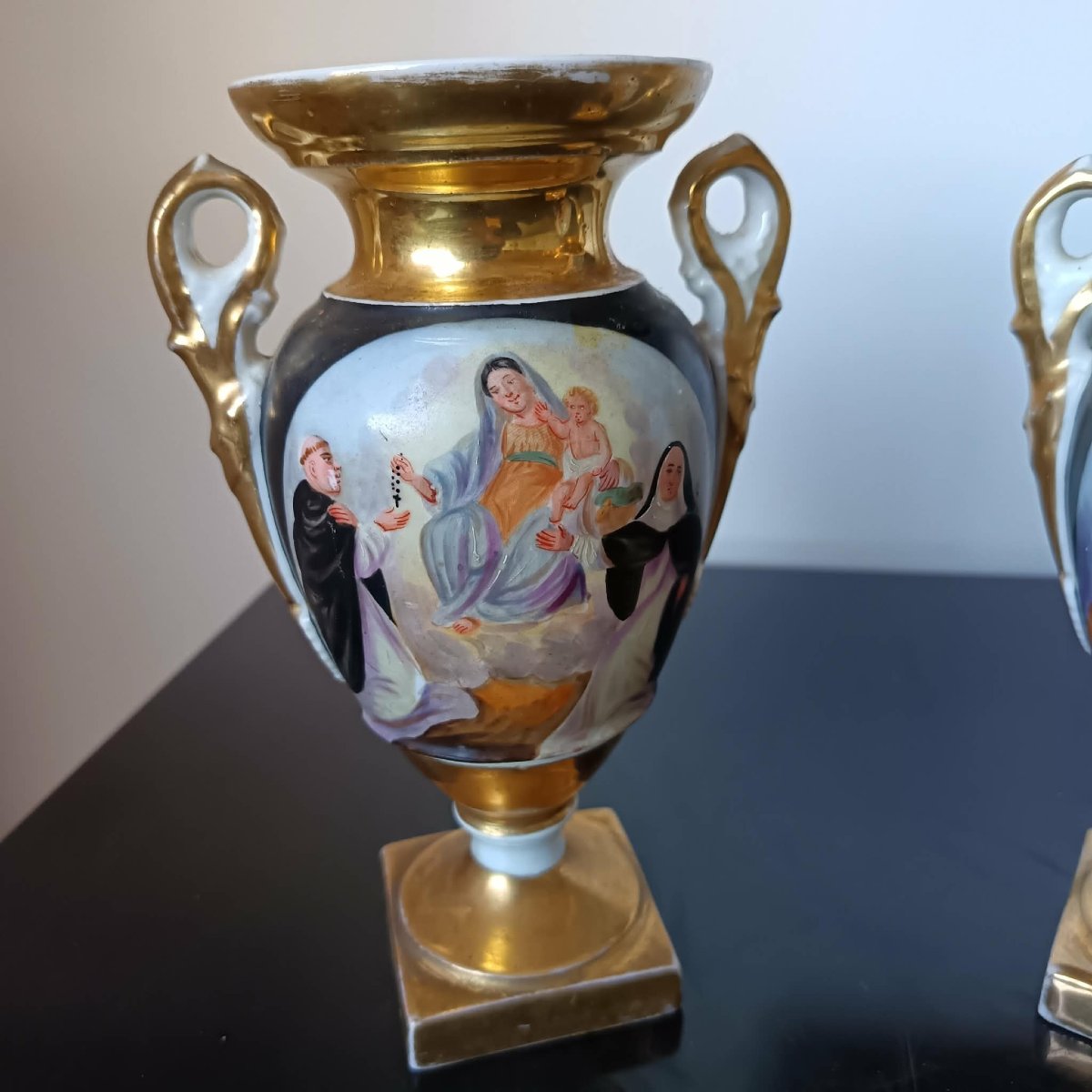 Paire de Vases en Porcelaine de Paris  Décor de Scènes Religieuses Style Renaissance Italienne-photo-4