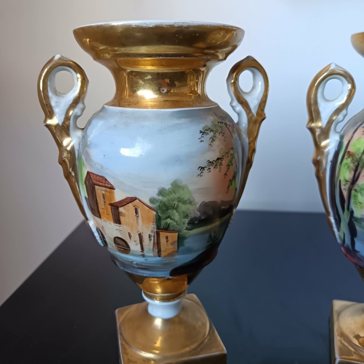 Paire de Vases en Porcelaine de Paris  Décor de Scènes Religieuses Style Renaissance Italienne-photo-1