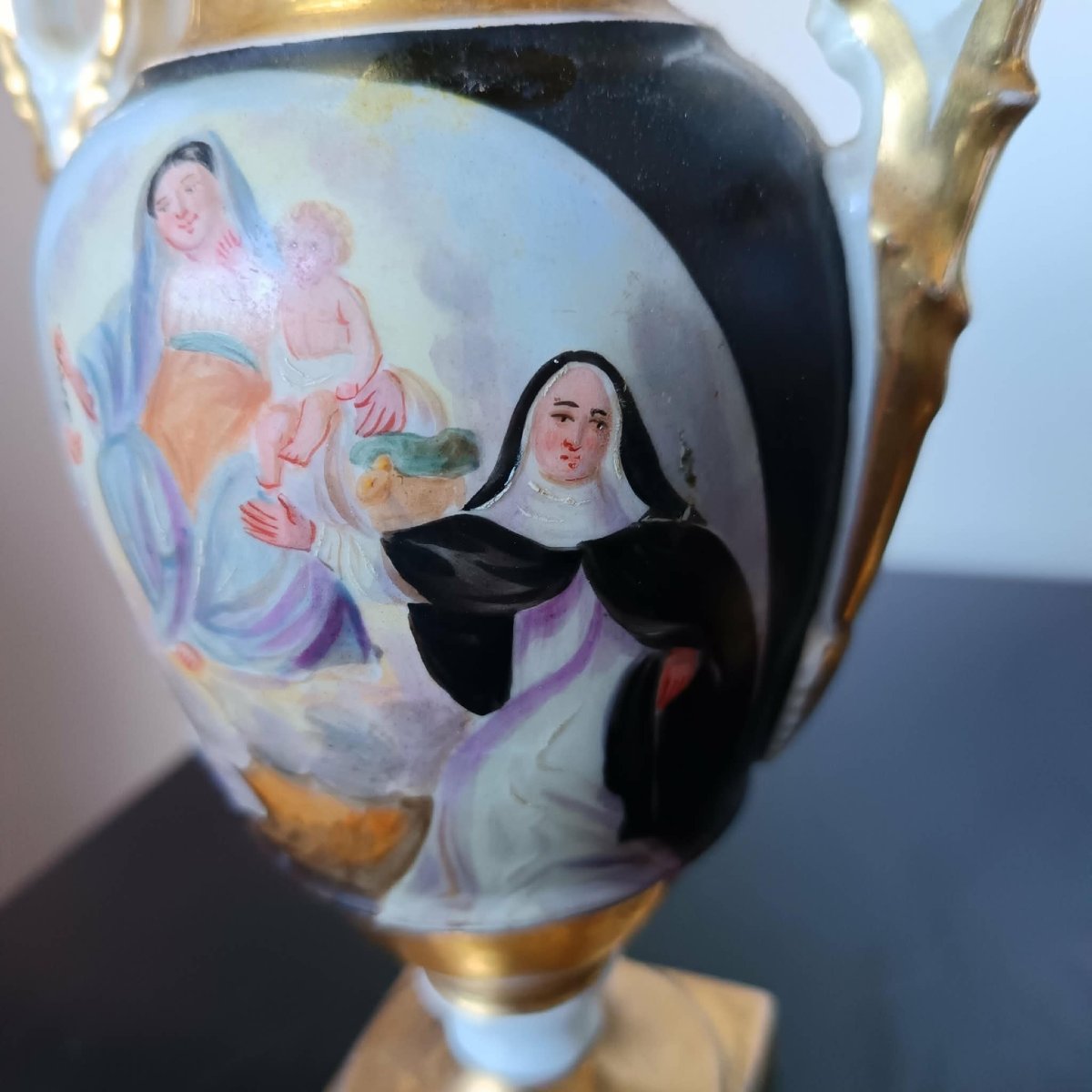 Paire de Vases en Porcelaine de Paris  Décor de Scènes Religieuses Style Renaissance Italienne-photo-6