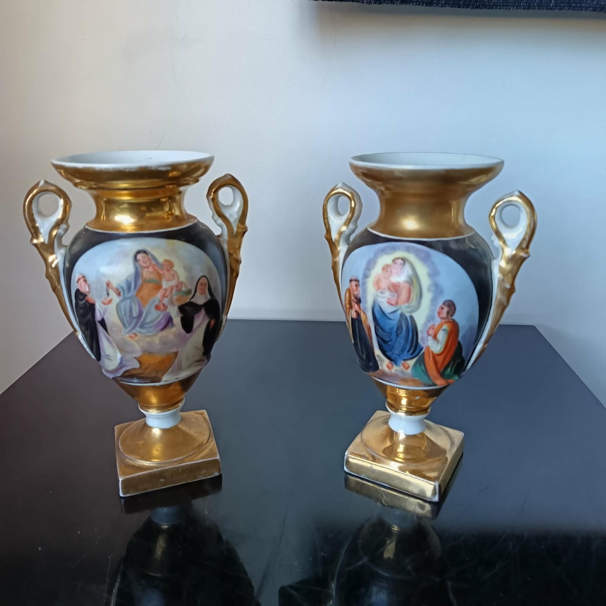 Paire de Vases en Porcelaine de Paris  Décor de Scènes Religieuses Style Renaissance Italienne